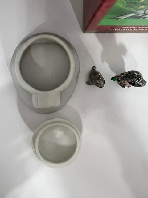 2000 Hallmark Keepsake Frosty Friends Pewter Ornaments with Display Piece