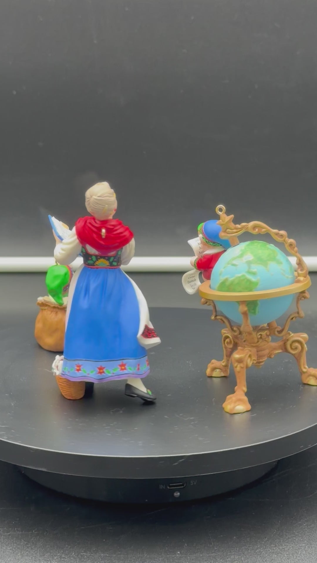 2001 Hallmark Keepsake Member Ornament Set - Lettera Globus & Mrs Claus