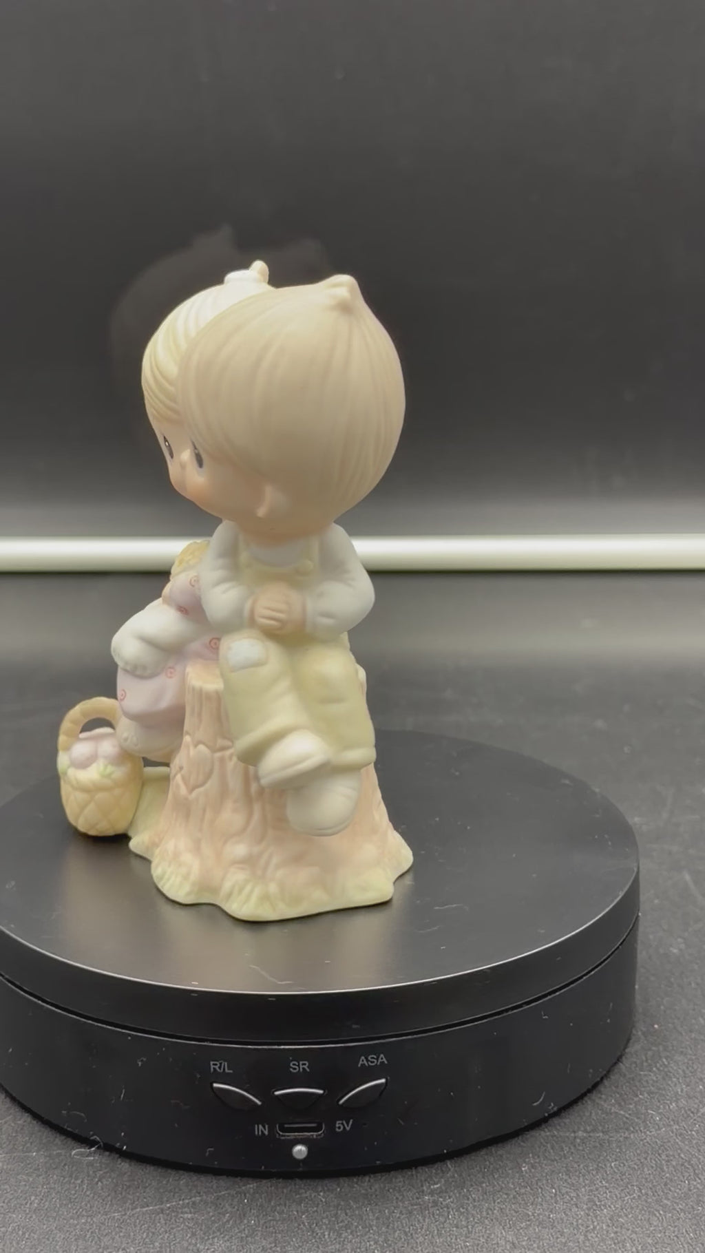 Vintage 1978 Precious Moments Love One Another Figurine #E-1376